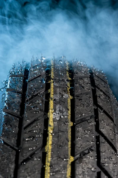 Neumático con gota de agua —  Fotos de Stock