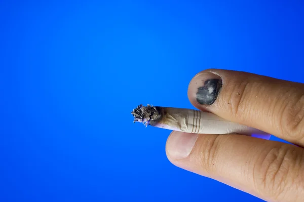 Mão com sigarette — Fotografia de Stock