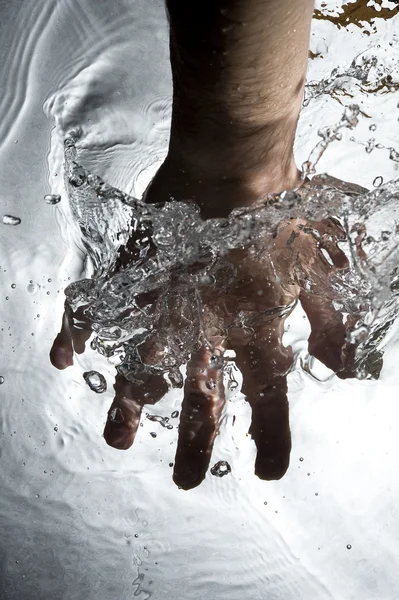 Hand op het zwarte water — Stockfoto