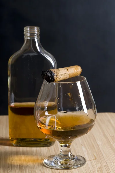 Cigarrer och whisky — Stockfoto