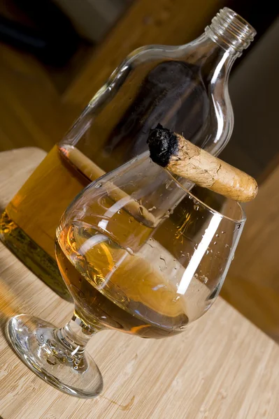 Cigarrer och whisky — Stockfoto