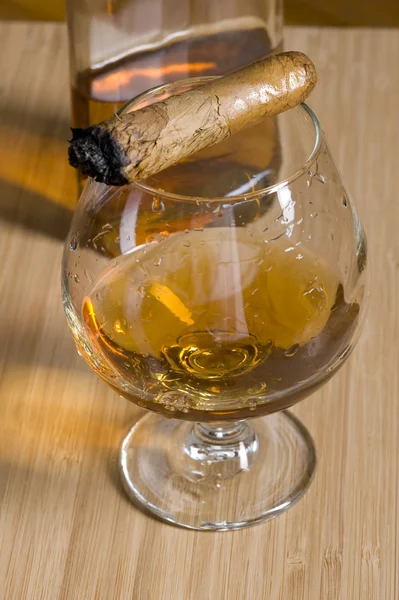 Zigarre und Whisky — Stockfoto