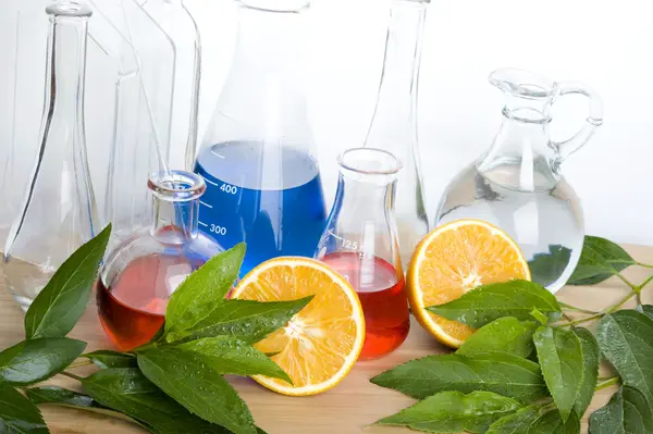 实验室烧瓶和橙色 — 图库照片