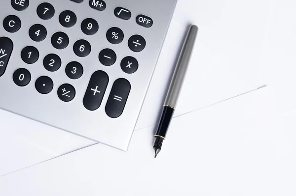 Kalkulator med penn – stockfoto