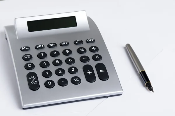 Kalkulator z piórem — Zdjęcie stockowe