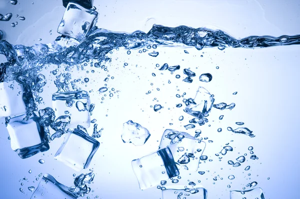 Blauw ijs in water — Stockfoto