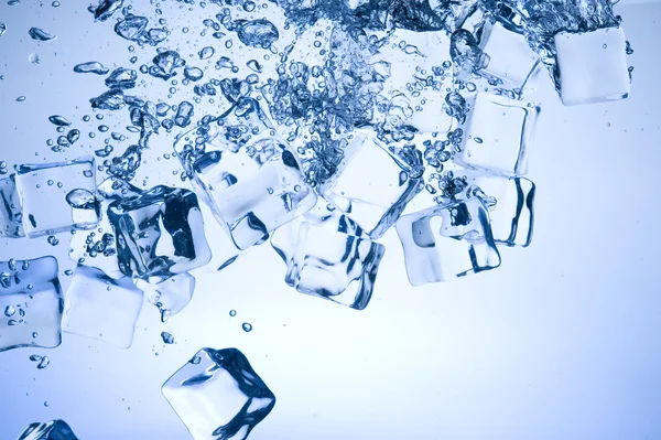 Blauw ijs in water — Stockfoto