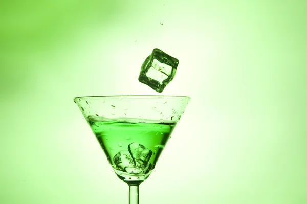Брызги зелёного коктейля — стоковое фото