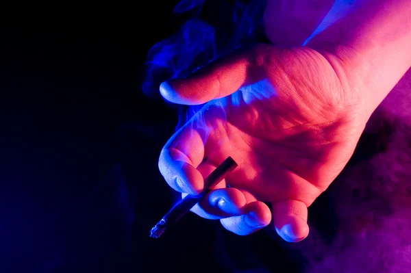 Hand med sigarette — Stockfoto