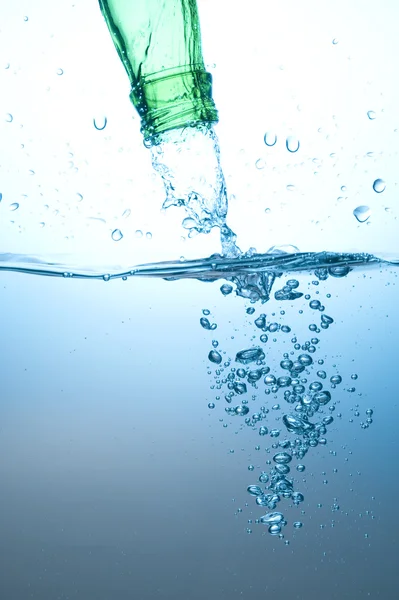 Gröna flaskan och vatten stänk — Stockfoto