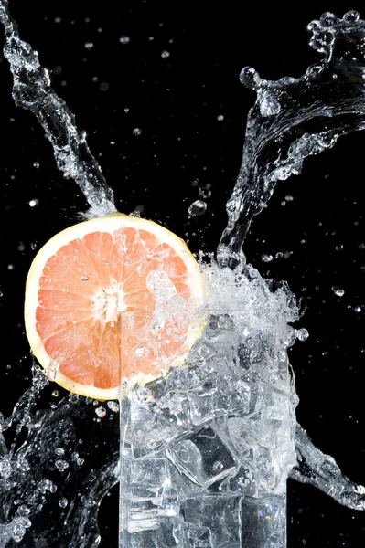 Verse grapefruit en water — Stockfoto