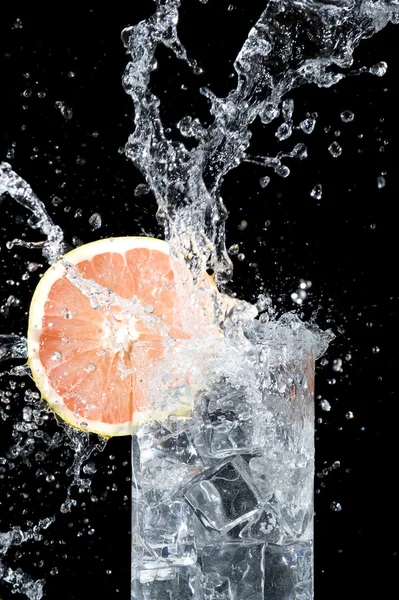Frische Grapefruit und Wasser — Stockfoto