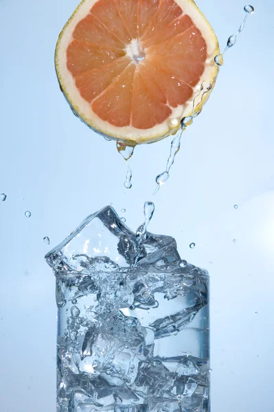 पानी के साथ नारंगी — स्टॉक फ़ोटो, इमेज