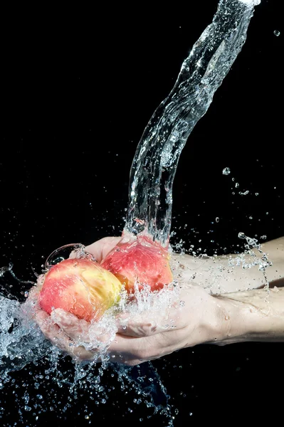 Apple и вода — стоковое фото
