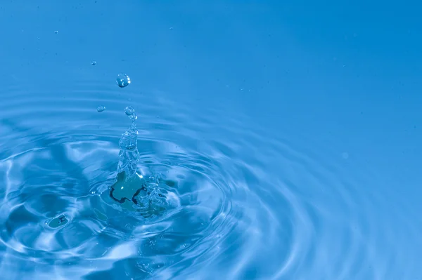Vallende druppels water — Stockfoto