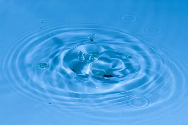 Vallende druppels water — Stockfoto