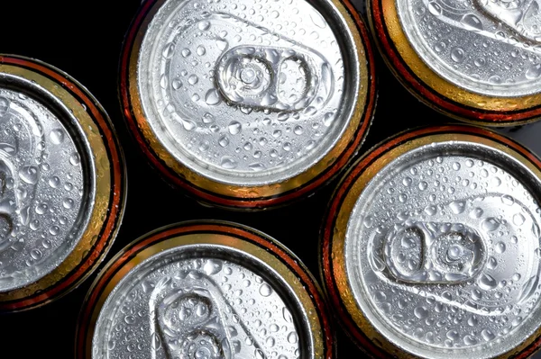 光沢のあるソーダ、ビール缶の上から見た — ストック写真