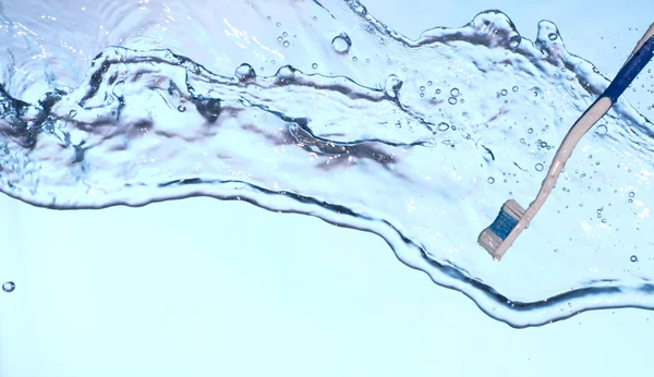 신선한 물에 칫 솔 — 스톡 사진