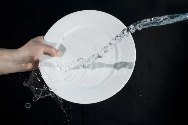Ψεκασμό νερού σε ένα πιάτο — Φωτογραφία Αρχείου