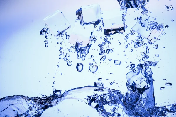 Блакитна вода з льодом — стокове фото