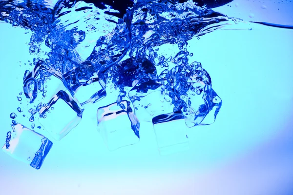 Blaues Wasser mit Eis — Stockfoto