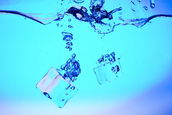 Acqua blu con ghiaccio — Foto Stock