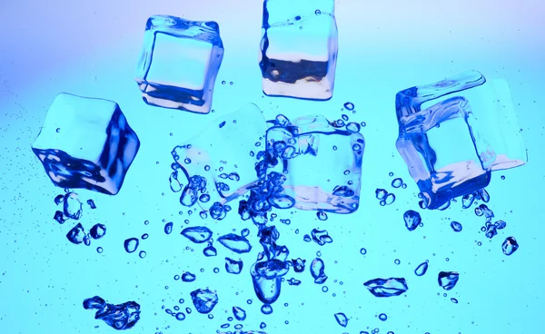 Блакитна вода з льодом — стокове фото