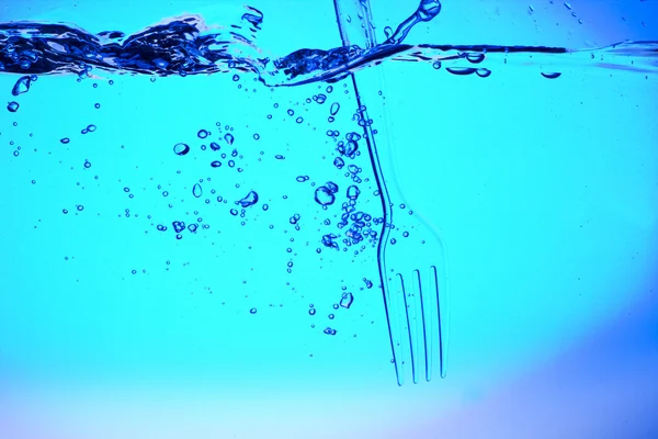 Vidlice v modré vodě — Stock fotografie