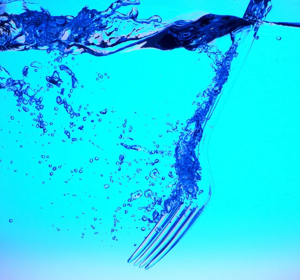 Gabel im blauen Wasser — Stockfoto