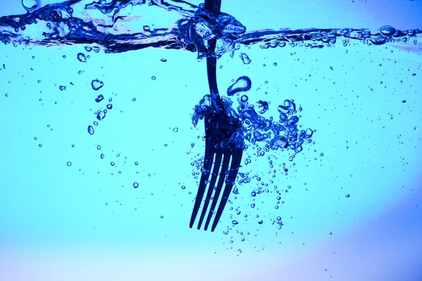 Вилка в голубой воде — стоковое фото