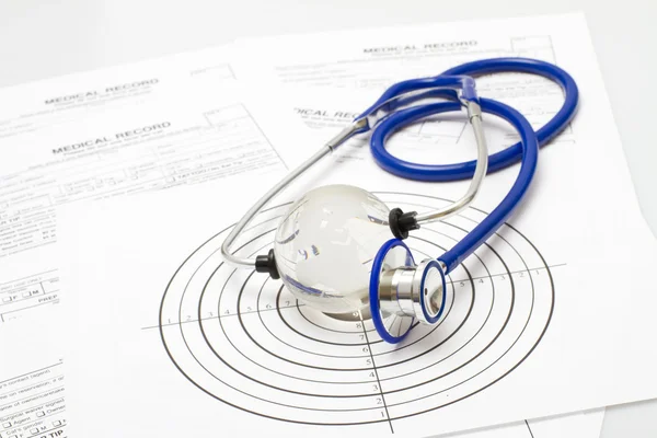 Formie recepty i stetoskop na biurku lekarza — Zdjęcie stockowe