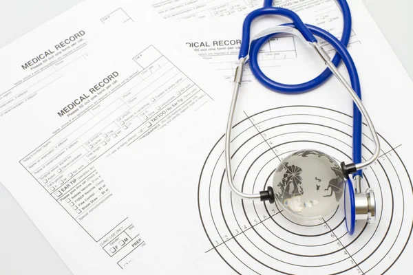 Un modulo di prescrizione e uno stetoscopio sulla scrivania di un medico — Foto Stock