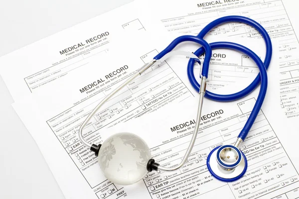 Um formulário de prescrição e estetoscópio na mesa de um médico — Fotografia de Stock
