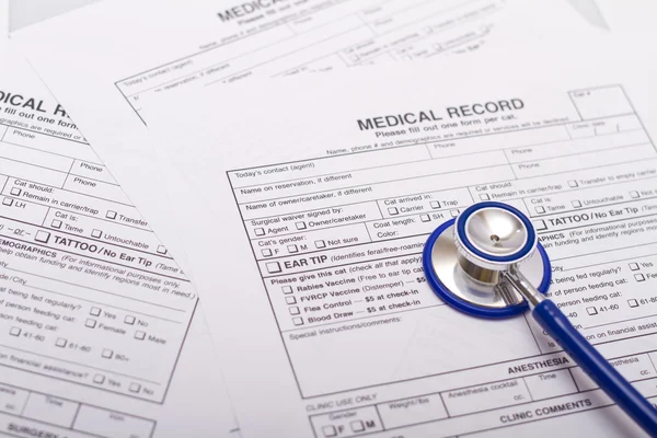 Un formulario de prescripción y estetoscopio en el escritorio de un médico —  Fotos de Stock