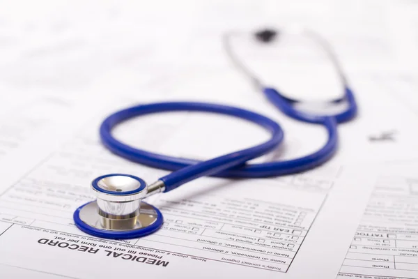 Formulaire de prescription et stéthoscope sur le bureau d'un médecin — Photo