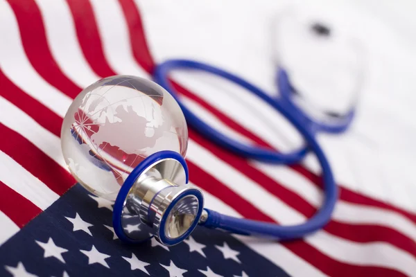 Estetoscopio y globo en una bandera de EE.UU. — Foto de Stock