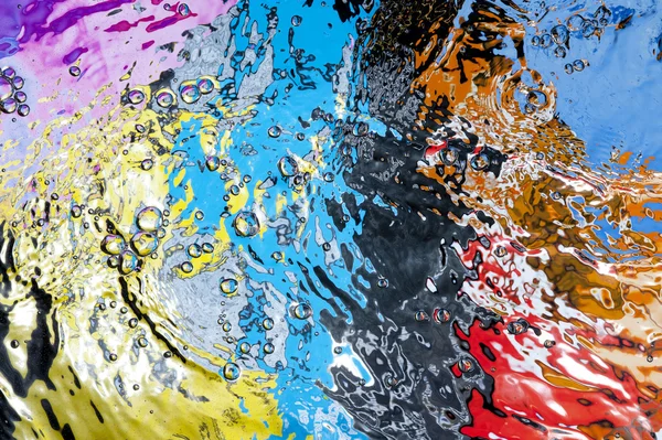 Цветная поверхность воды — стоковое фото