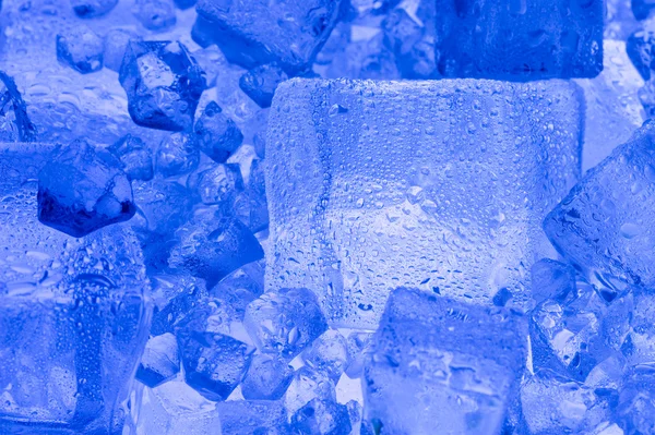 Fundo com cubo de gelo azul — Fotografia de Stock