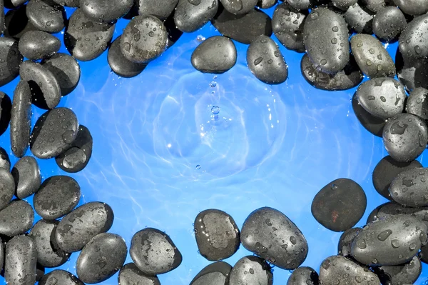 Kieselsteine und Wasser — Stockfoto