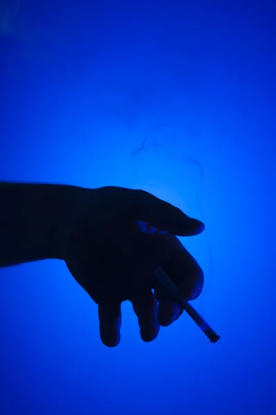 Mão com sigarette — Fotografia de Stock