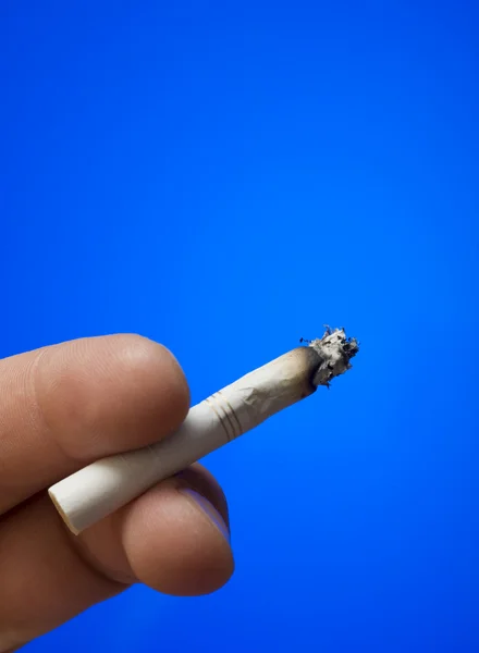 Mano con sigarette — Foto Stock