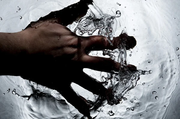 Χέρι πάνω στο μαύρο νερό — Φωτογραφία Αρχείου