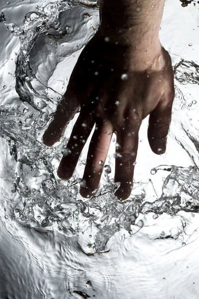 Hand aufs schwarze Wasser — Stockfoto