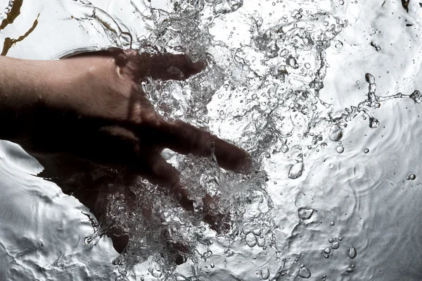 Χέρι πάνω στο μαύρο νερό — Φωτογραφία Αρχείου