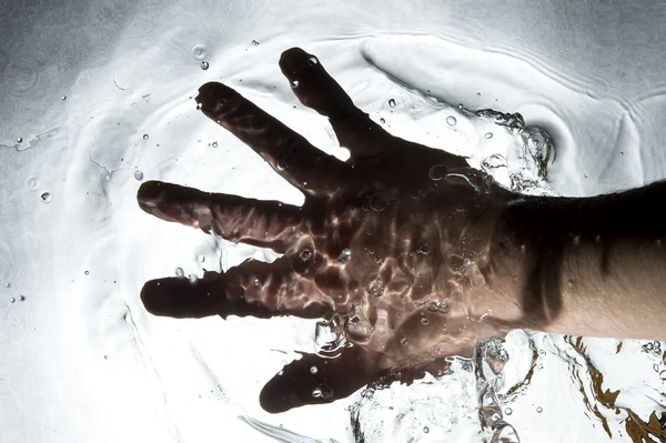 Hand aufs schwarze Wasser — Stockfoto