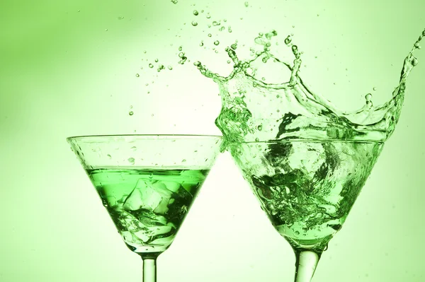 Хлюпалися зелений коктейль — стокове фото