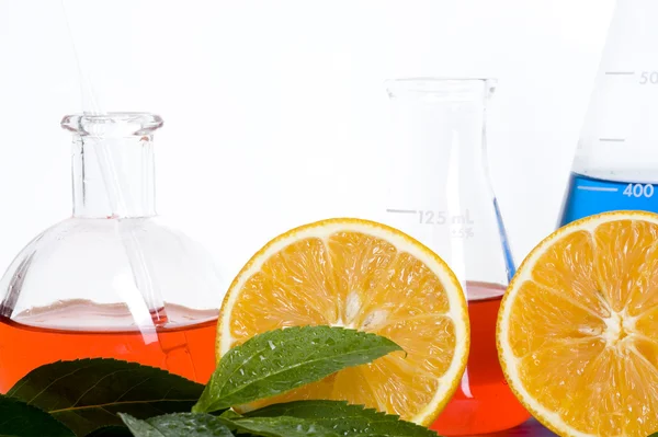 Flacon de laboratoire et orange — Photo