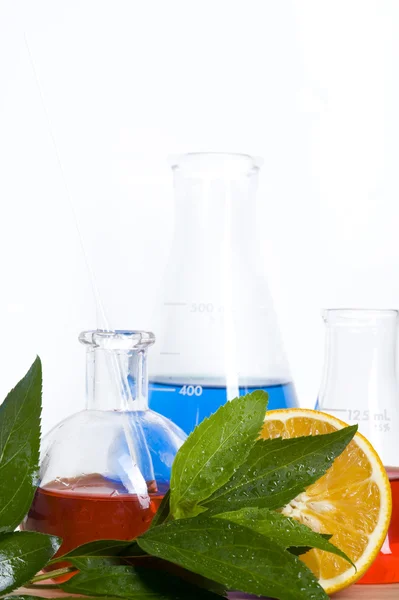 Laboratuvar şişesi ve turuncu — Stok fotoğraf