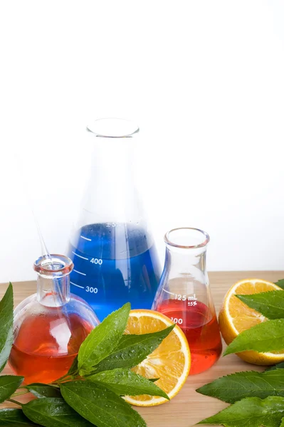 Laboratuvar şişesi ve turuncu — Stok fotoğraf