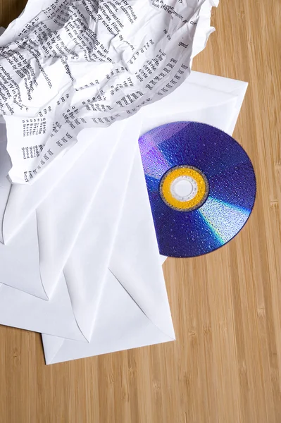 Envelope e disco de DVD — Fotografia de Stock